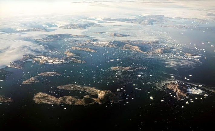 Băng tan chảy và các tảng băng trôi tại bờ biển phía đông, Greenland, nhìn từ trên cao ngày 4/9.