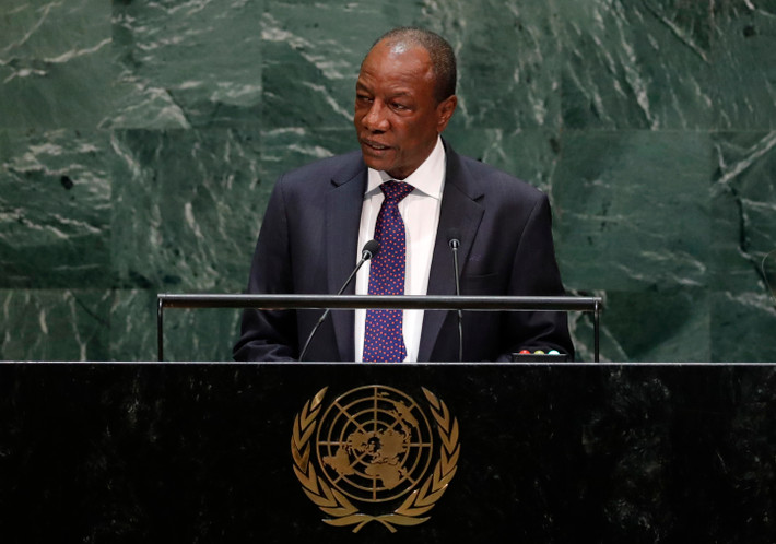 Tổng thống Conde sinh ngày 4/3/1938 tại Boke, Guinea. Ông Conde đến Pháp năm 15 tuổi. Ông từng theo học tại Viện Nghiên cứu Chính trị Paris và Đại học Pantheon-Sorbonne, hoạt động tích cực trong Hội Sinh viên Guinea tại Pháp. Ảnh: Reuters.