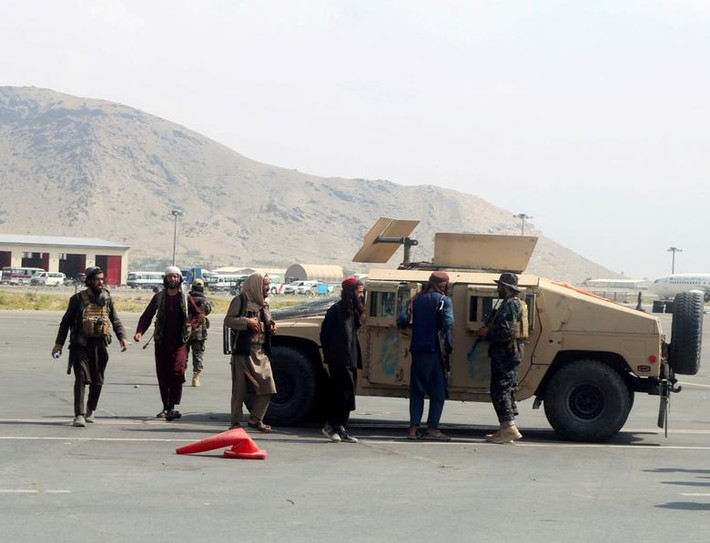 Lực lượng Taliban tuần tra một đường băng tại sân bay quốc tế Hamid Karzai.