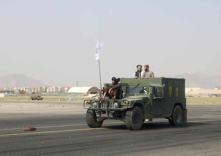 Các tay súng Taliban trên xe tuần tra tại sân bay Hamid Karzai.