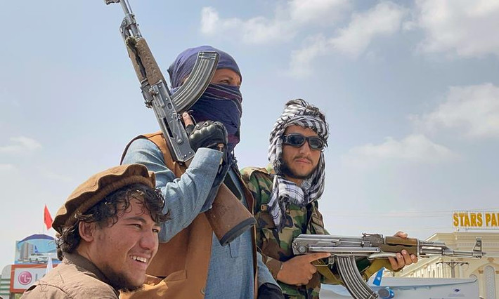 Các tay súng Taliban tuần tra gần lối vào sân bay ở thủ đô Kabul hôm 31/8.