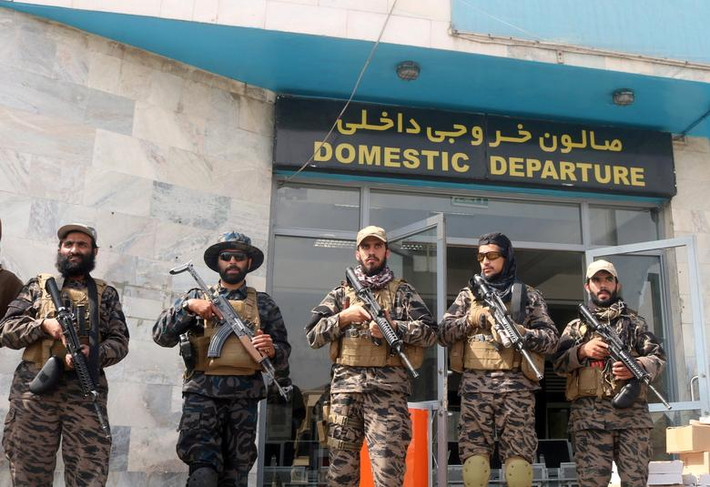 Chiến binh Taliban cầm súng đứng gác tại sân bay Hamid Karzai hôm 31/8.
