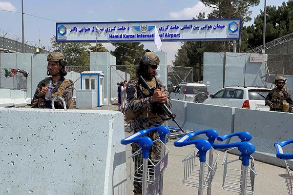 Lực lượng Taliban đứng gác ở lối vào sân bay quốc tế Hamid Karzai ngày 31/8.