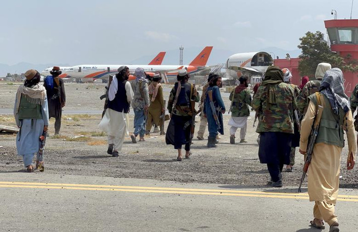 Nhóm tay súng Taliban tuần tra ở đường bằng sân bay Hamid Karzai sau khi giành quyền kiểm soát nơi này.