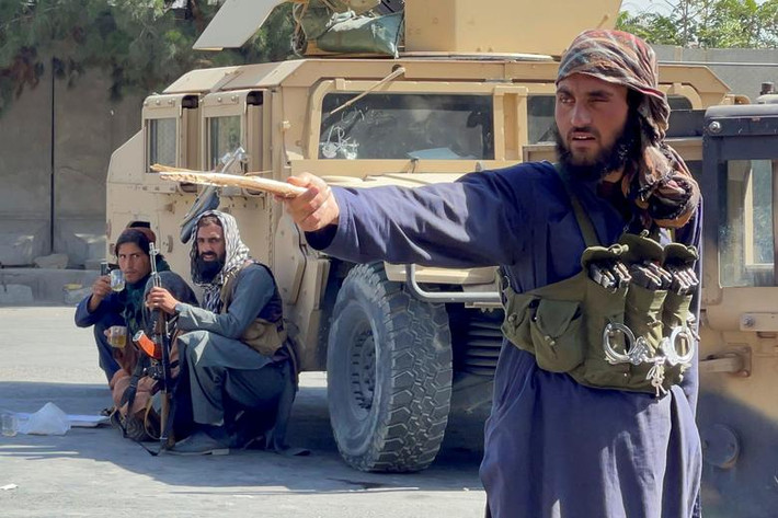 Taliban hiện giờ nắm quyền kiểm soát hầu hết các khu vực của Afghanistan. Ảnh: Lực lượng Taliban chặn các con đường xung quanh sân bay Kabul ngày 27/8.