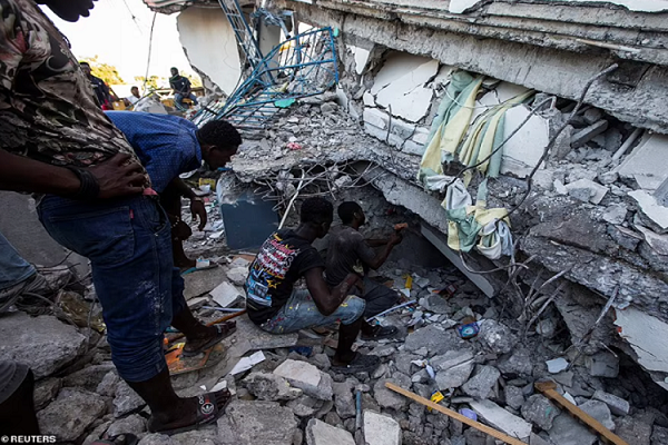 Hơn 2.200 người đã thiệt mạng trong cơn địa chấn kinh hoàng này ở Haiti. Ảnh: Reuters.