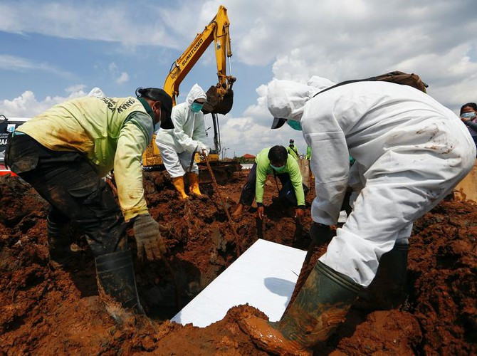 Dịch COVID-19 tiếp tục "hoành hành" trên khắp thế giới trong tháng 8/2021. Ảnh: Getty.