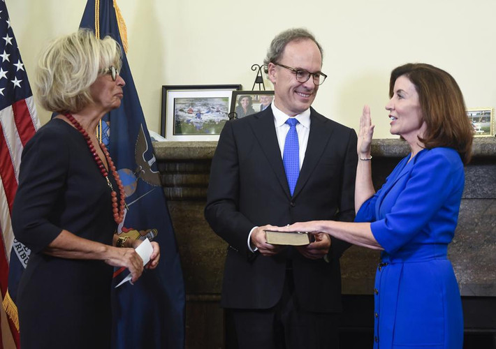 Bà Kathy Hochul (62 tuổi, ngoài cùng bên phải) đã tuyên thệ nhậm chức hôm 24/8 và trở thành nữ Thống đốc đầu tiên trong lịch sử bang New York. Ảnh: AP.