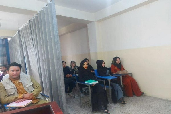 Theo Reuters, sinh viên trên khắp đất nước Afghanistan đã bắt đầu quay trở lại giảng đường đại học, sau khi Taliban nắm quyền kiểm soát nước này. Tuy nhiên, tại một số trường, nam và nữ sinh viên được chia ngồi thành hai bên với một tấm rèm treo giữa phòng học để ngăn cách. Ảnh chụp bên trong một lớp học tại trường Đại học Avicenna, Kabul, ngày 6/9/2021. (Nguồn ảnh: Reuters)