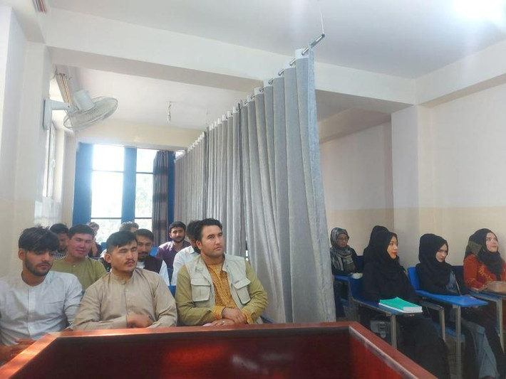 Anjila, một sinh viên 21 tuổi tại Đại học Kabul, nói: “Việc treo rèm giữa lớp là không thể chấp nhận được. Tôi thực sự cảm thấy tồi tệ khi bước vào lớp học. Chúng tôi đang dần quay trở lại 20 năm trước. Ngay cả trước khi Taliban giành quyền kiểm soát Afghanistan, các sinh viên nữ đã ngồi tách biệt với nam giới, nhưng không có chuyện treo rèm phân tách như vậy".