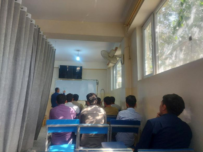 Trong khi đó, một quan chức cấp cao của Taliban nói với Reuters rằng sự phân chia như vậy là "hoàn toàn có thể chấp nhận được", và rằng do "nguồn nhân lực và vật lực của Afghanistan còn hạn chế nên tốt nhất bây giờ là để giáo viên dạy lớp học có sự phân chia giữa nam và nữ sinh".