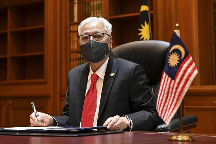 Tháng 8/2021, Văn phòng Thủ tướng Malaysia ra thông báo cho biết, Thủ tướng Ismail Sabri Yaakob đang phải cách ly y tế sau khi tiếp xúc trực tiếp với một bệnh nhân mắc COVID-19. Trong thời gian cách ly, ông Yaakob vẫn sẽ tham dự các cuộc họp và điều hành công việc thông qua hình thức trực tuyến. Ảnh: DPA.