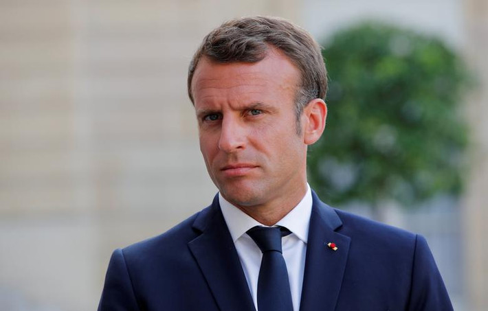 Tháng 12/2020, Tổng thống Pháp Emmanuel Macron được xác nhận dương tính với virus corona. Thủ tướng Pháp Jean Castex xác nhận Tổng thống Macron sẽ tự cách ly. Phủ Tổng thống cũng cho biết ông Macron sẽ tiếp tục làm việc và thực hiện các nhiệm vụ từ xa, tham gia các cuộc gọi video. Ảnh: Reuters.