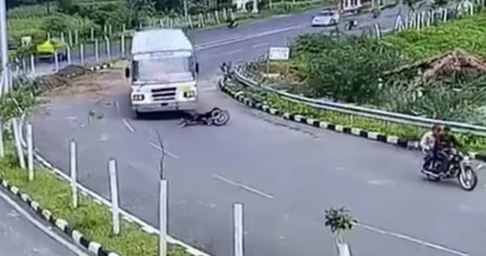 Đoạn CCTV ghi lại sự việc cho thấy, cú va chạm khiến người đi xe máy ngã xuống đường và bị "cuốn" vào gầm xe buýt.