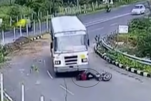 Chiếc xe buýt phanh gấp dừng lại và nhiều người lo lắng cho tính mạng của người đi xe máy. May mắn, anh này thoát chết một cách thần kỳ, không bị bánh xe chèn vào người.