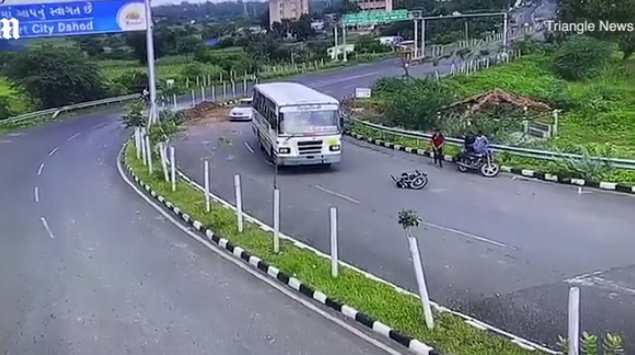 Người đi xe máy dường như không bị chấn thương nào nghiêm trọng.