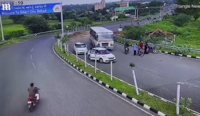 Sau khi đoạn video được đăng lên mạng xã hôi, một số cư dân mạng chỉ trích người điều khiển xe máy, cho rằng anh ta có thể đã vi phạm luật giao thông khi vượt xe buýt như vậy. May mắn là không xảy ra tại nạn đáng tiếc.