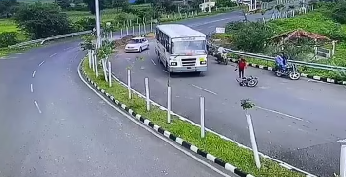 Một số người đi đường đã dừng lại, giúp anh này dựng xe máy lên.