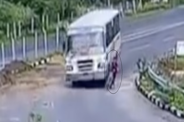 Daily Mail đưa tin, khi đang lưu thông trên đường ở Dahod, Gujarat (Ấn Độ) ngày 13/9, một người điều khiển xe máy xảy ra va chạm với xe buýt cùng chiều. (Nguồn ảnh: Daily Mail)