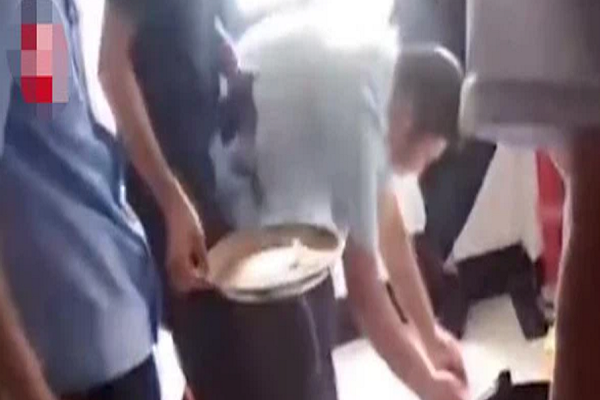 Nhiều người dân địa phương phản ánh rằng, sau khi ăn xong tại quán mì này, họ cảm thấy rất khoan khoái, nhẹ nhõm, không thèm ăn trong một thời gian dài và chỉ muốn ngủ cả ngày hôm sau. Ảnh chụp màn hình.