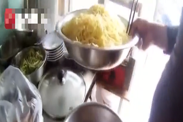 Gần đây, một chủ quán mì tại thành phố Liên Vân Cảng, Trung Quốc, đã bị bắt giữ và chờ ngày ra hầu tòa, sau khi bị phát hiện bỏ thuốc phiện vào đồ ăn của thực khách. Ảnh chụp màn hình.
