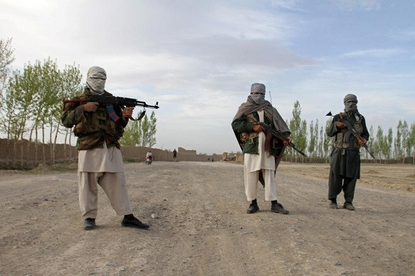 Nhân chứng nói rằng, các tay súng Taliban đã nổ súng vào xe của Pardis trước khi xe quay đầu và dừng lại. Nạn nhân bị kéo ra khỏi ô tô của mình và bị đánh đập rồi sát hại dã man. Ảnh: Reuters.