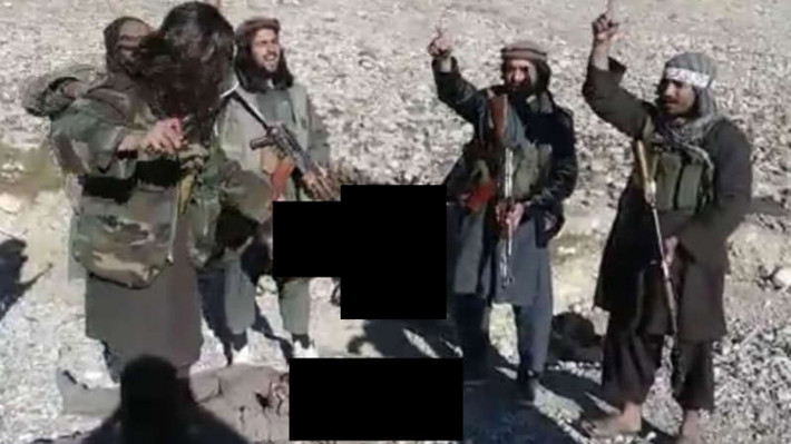 Khi kiểm soát Afghanistan, Taliban đã khiến nhiều người khiếp sợ khi thực hiện nhiều vụ hành quyết rùng mình. Gần đây, theo Washington Examiner, lực lượng Taliban đã chặt đầu một sĩ quan cảnh sát địa phương Afghanistan và quay video cảnh tượng dã man này. Ảnh: WE.