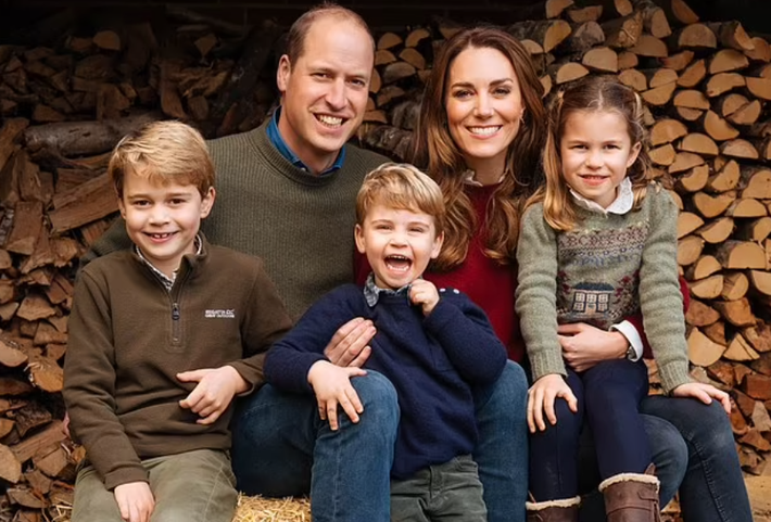 Dù bận rộn, William - Kate vẫn cố gắng sắp xếp công việc để dành thời gian quan tâm, gần gũi với các con, đưa các con đi học hay đi dã ngoại,... Họ đều rất thích chơi với các con, từ đó cùng nhau tạo nên nhiều kỷ niệm đẹp. Ảnh: Daily Mail.