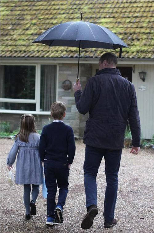 Gia đình William - Kate cũng đưa các con đi làm từ thiện để dạy cho các con giá trị của sự tử tế. Ảnh: Kate Middleton.