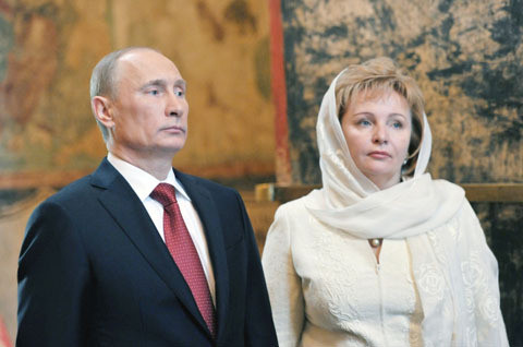 Thông tin về hôn nhân của Tổng thống Putin cũng được nhiều người quan tâm. Được biết, ông Putin và vợ, bà Lyudmila, đã thông báo ly dị từ năm 2013 sau 30 năm chung sống. Đến nay, dư luận không rõ liệu ông Putin có kết hôn lần nữa hay không. Ảnh chụp vợ chồng Tổng thống Putin năm 2012. Ảnh: Theprovince.