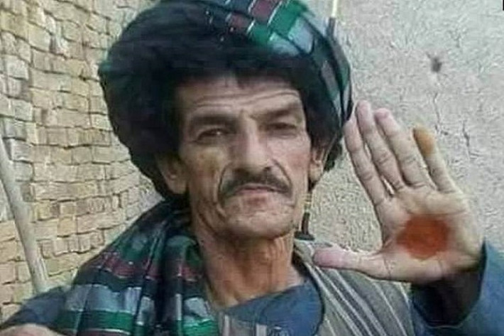 Trước đó, vào cuối tháng 7/2021, Taliban đã hành quyết diễn viên hài Afghanistan Nazar Mohammad tại Kandahar, sau khi thành phố này rơi vào tay lực lượng Taliban. Ảnh: Daily Mail.