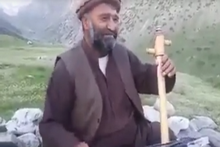 Trước đó, vào ngày 27/8, các tay súng Taliban đã bắn chết ca sĩ dân ca Fawad Andarabi, vài ngày sau khi phong trào này tuyên bố âm nhạc sẽ bị cấm ở nơi công cộng tại Afghanistan. Ảnh: Youtube.