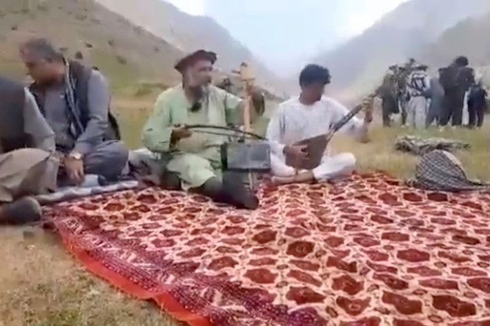 "Các tay súng Taliban lôi bố tôi ra khỏi nhà và bắn vào đầu ông ấy trong trang trại ở thung lũng Andarabi. Cha tôi vô tội. Ông ấy chỉ là một ca sĩ muốn mang lại niềm vui cho mọi người", con trai của nạn nhân, Jawad, nói. Ảnh: Twitter.
