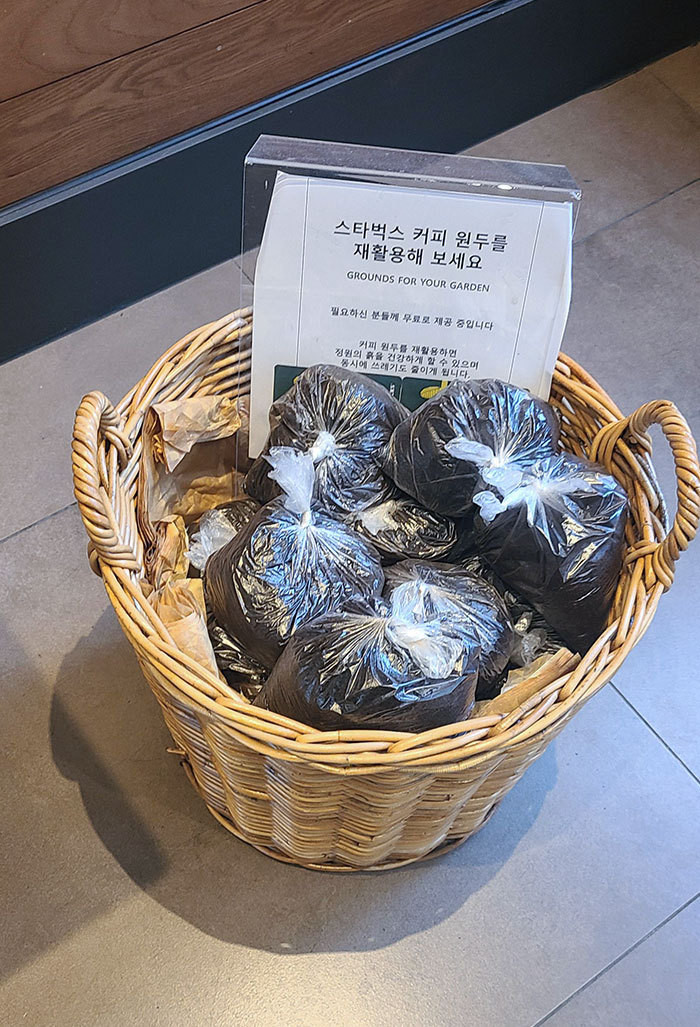 Starbucks ở Seoul cung cấp bã cà phê đã qua sử dụng để làm vườn.