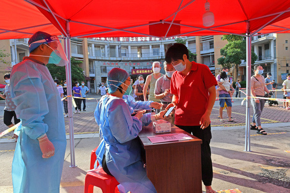 Hiện nay, Trung Quốc đang đối mặt với đợt bùng phát dịch mới do biến thể Delta gây ra tại tỉnh Phúc Kiến. Ảnh: Người dân đi xét nghiệm COVID-19 tại thành phố Tuyền Châu, tỉnh Phúc Kiến, Trung Quốc. Ảnh: Reuters.