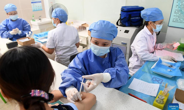Chính quyền Trung Quốc cũng cho phép tiêm mũi nhắc lại cho những người có nguy cơ nhiễm COVID-19 hoặc phát bệnh nghiêm trọng cao nhất, bao gồm những người trên 60 tuổi. Ảnh: THX.