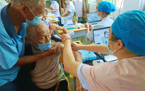 Tuy nhiên, thành công với chiến dịch tiêm chủng vẫn chưa thể giúp Trung Quốc ngăn các ổ dịch tiếp tục xuất hiện. Ảnh: CD.