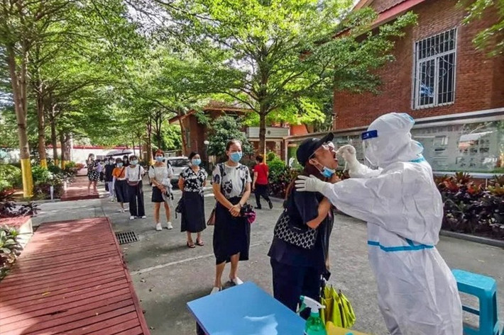 Dù vậy, Thời báo Hoàn cầu ngày 15/9 cho rằng Trung Quốc "không có gì phải sợ hãi" trước "cụm dịch cục bộ" ở tỉnh Phúc Kiến. Các nhà chức trách đang nỗ lực ngăn chặn đợt bùng phát dịch này. Ảnh: THX.