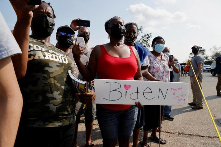 Người dân địa phương chào đón Tổng thống Mỹ Joe Biden đến thăm một khu dân cư ở LaPlace hôm 3/9.
