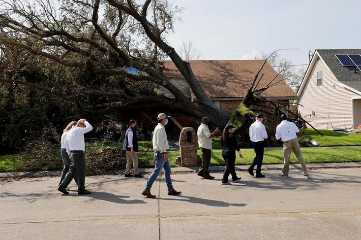 Tổng thống Biden đã gặp Thống đốc bang Louisiana John Bel Edwards và các quan chức địa phương để thảo luận về cơn bão.