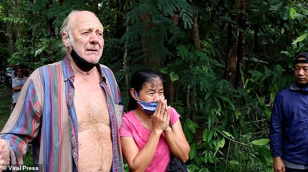 Trong 3 ngày ở rừng rậm không có thức ăn, ông Leonard sống sót nhờ uống nước mưa.
