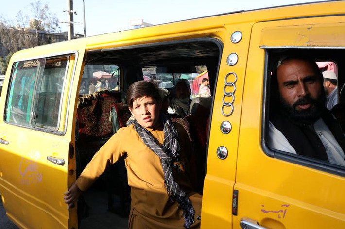 Một bé trai Afghanistan trên xe ở Kabul hôm 1/9.