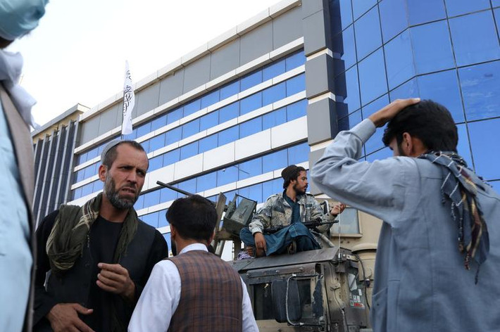 Một chiến binh Taliban tuần tra ở khu chợ Kabul ngày 1/9.