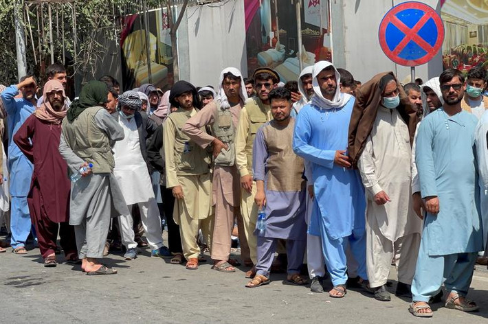 Người dân Afghanistan xếp hàng bên ngoài ngân hàng để rút tiền sau khi Taliban tiếp quản ở Kabul ngày 1/9.
