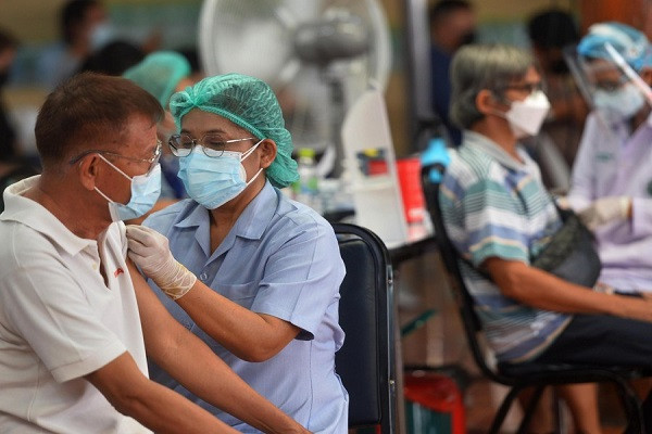 "Đây là món quà tuyệt vời nhất từ trước đến nay", Inkham Thongkham, 65 tuổi, vui mừng nói sau khi "trúng thưởng" một con bò cái 1 tuổi trị giá 10.000 baht (gần 7 triệu đồng). Ảnh: Cảnh người dân tiêm vắc xin ngừa COVID-19 ở Bangkok, Thái Lan, ngày 16/7. Ảnh: THX.