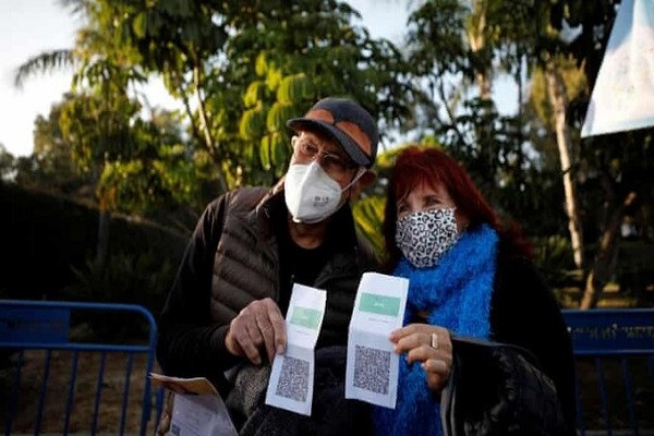 Israel lần đầu giới thiệu hệ thống thẻ xanh tạm thời vào đầu năm nay. Đây là một mã QR mà người dân có thể xuất trình thông qua ứng dụng trên điện thoại hoặc in ra để chứng minh tình trạng tiêm chủng của họ. Ảnh: Reuters.