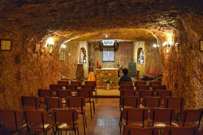 Coober Pedy có cả nhà thờ.