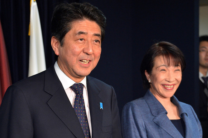 Cùng với ông Shinzo Abe, bà Sanae giữ vai trò là cố vấn của nhóm gồm các thành viên bảo thủ được thành lập vào năm ngoái trong Đảng LDP. Ảnh: Getty.
