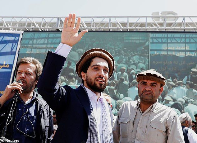 Daily Mail đưa tin ngày 5/9, lãnh đạo Mặt trận Kháng chiến Quốc gia Afghanistan (NRF) Ahmad Massoud (giữa) tuyên bố sẵn sàng ngừng chiến và đàm phán một thỏa thuận thương lượng với Taliban để chấm dứt giao tranh. Ảnh: Reuters.