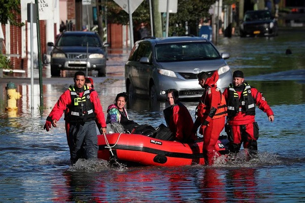 Theo Reuters, trận mưa lũ lịch sử ở New York do bão Ida gây ra đã khiến nhiều con đường ngập trong nước, phương tiện bị mắc kẹt,...(Nguồn ảnh: Reuters)